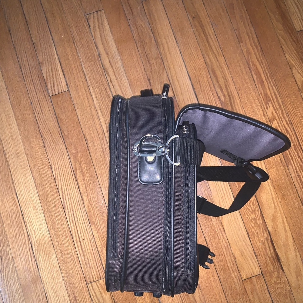 Kenneth Cole Computer Bag - Picture 7 of 9